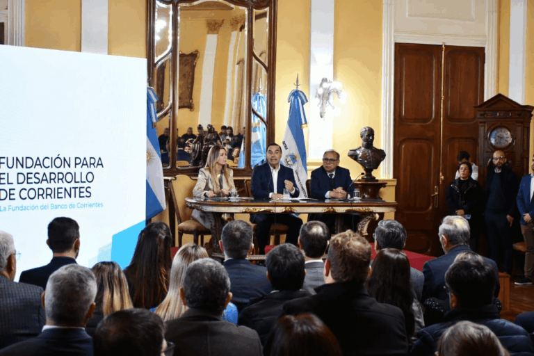 La Provincia entregó microcréditos a emprendedores y anunció medidas para fomentar el consumo y aliviar cargas financieras