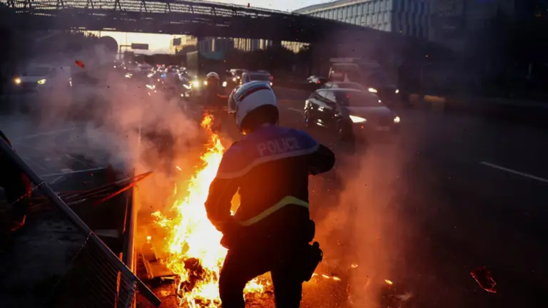 Tensión en Francia: bloqueos en autopistas y más de 200 detenidos en una jornada de protestas contra el ajuste