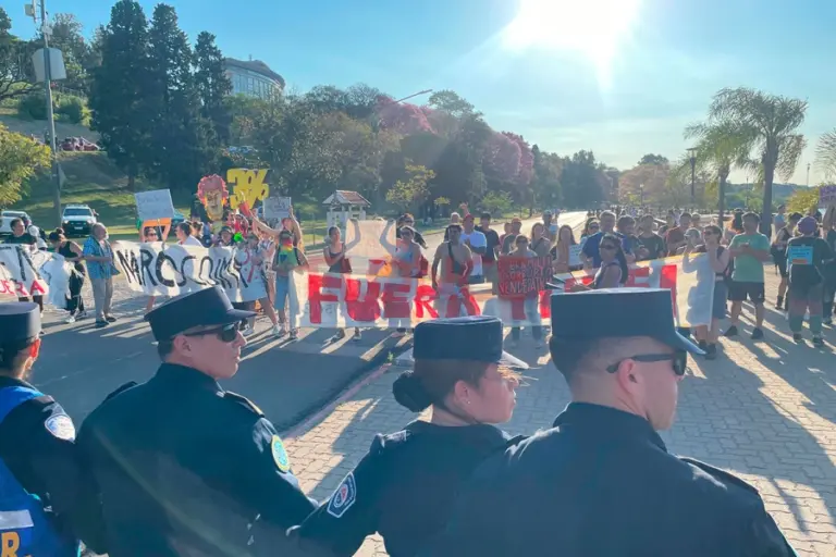 Despliegue policial en la costanera de Paraná para contener a manifestantes antimileistas.