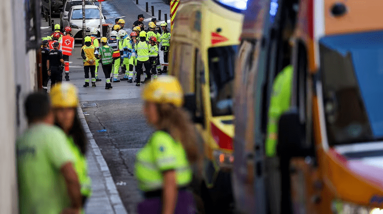 Derrumbe en el centro de Madrid: buscan a cuatro personas atrapadas bajo los escombros y hay un herido grave