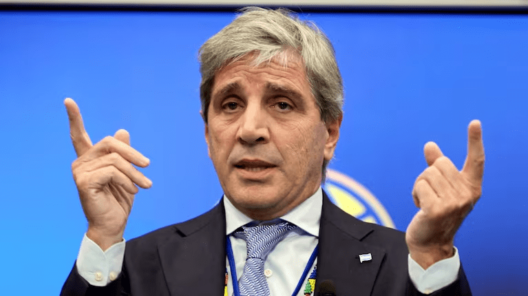 Luis Caputo les pidió a los empresarios que acompañen las reformas: qué dijo del dólar