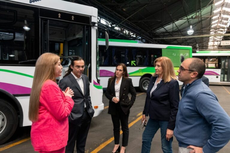 Avanza la renovación del transporte urbano: la Intendenta Romero recorrió la planta donde se fabrican las nuevas unidades