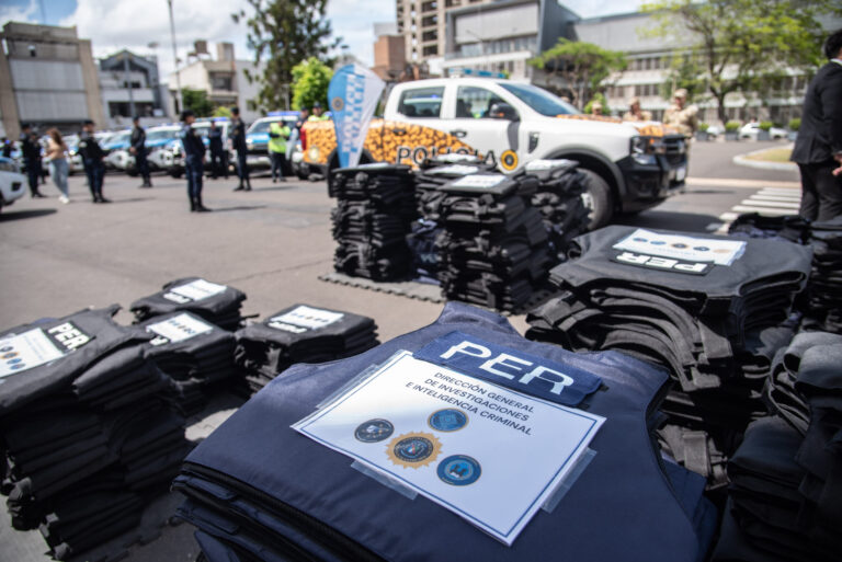 Frigerio entregó 1.300 chalecos antibalas a la Policía