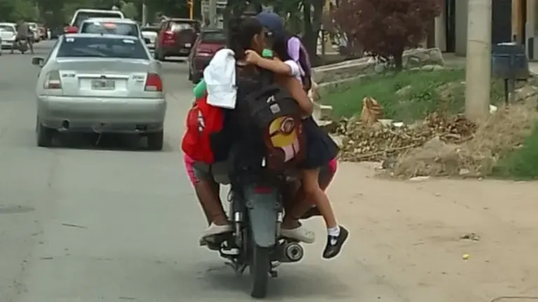 Insólito accidente de tránsito: Transportaban en moto una nena de dos años envuelta en una frazada y la rueda trasera le fracturó el piecito.