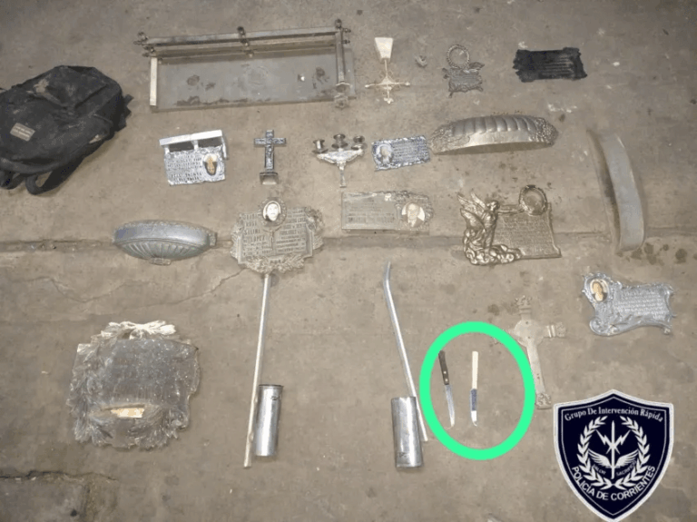 Atraparon a un joven con objetos robados del cementerio.