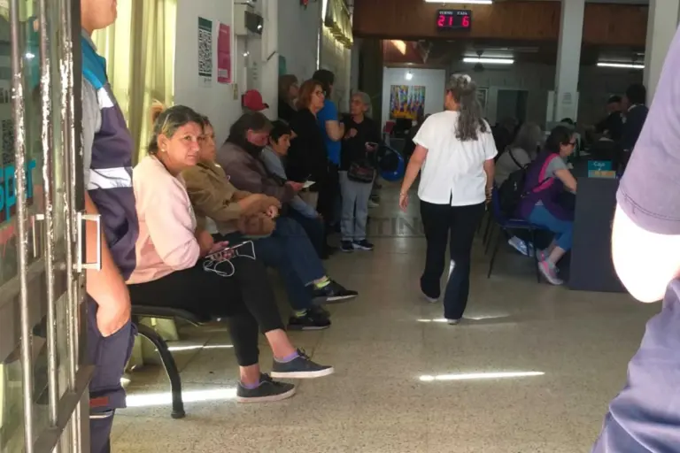 Demoras, colas interminables y recortes en la cobertura generan malestar entre afiliados a la OSER: La opinión de un abogado concordiense.