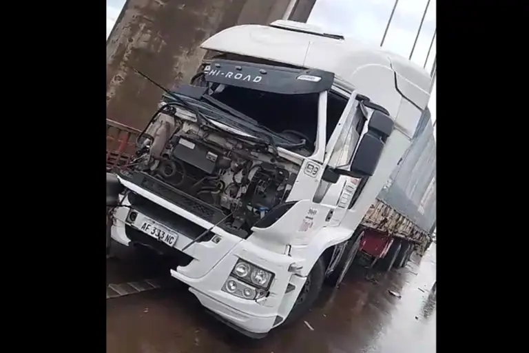 Tres camiones involucrados en un choque sobre el puente Urquiza del complejo Brazo Largo