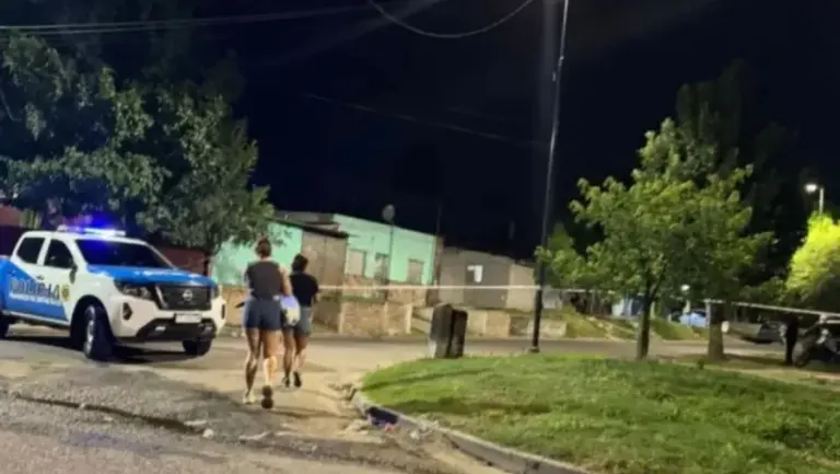 Una emboscada a tiros dejó dos chicas heridas, una muy grave y un menor detenido que ya cometió un homicidio