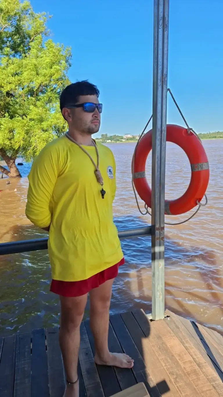 Guardavidas de Los Sauces salvó a un adolescente que se atrevió adentrar más allá de lo permitido sin saber nadar.