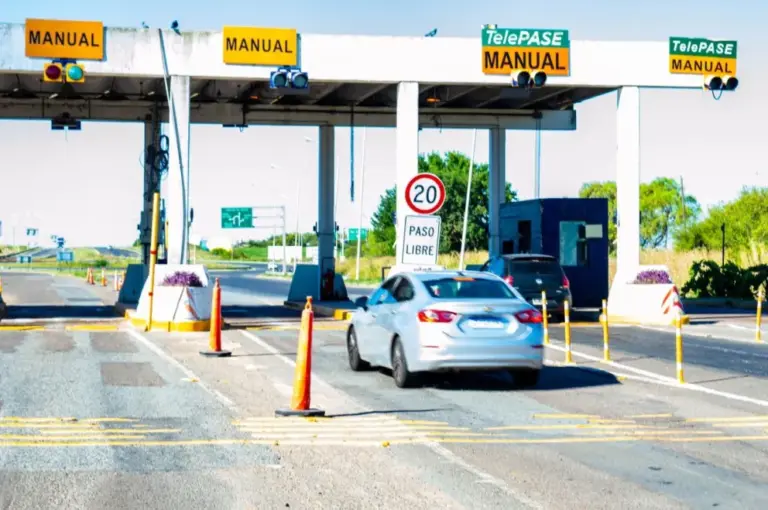 Arrancan a cobrar en el peaje de la Autovía antes de tapar un solo bache.