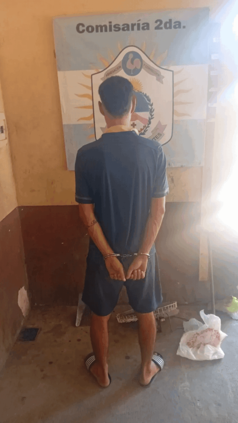 Recuperan objetos robados de un auto estacionado.