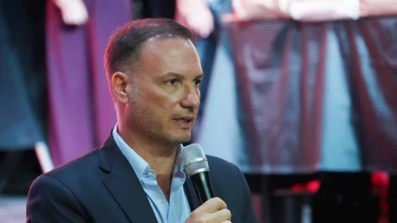 Ilustración de maquinaria vial trabajando en un camino, representando la obra de desvío de tránsito pesado en Timbúes, Santa Fe.