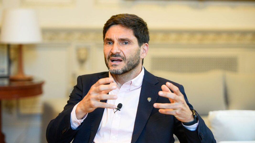 Maximiliano Pullaro, gobernador de la provincia de Santa Fe, durante una conferencia de prensa.